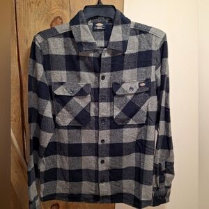 A Dickies long sleeve flannel shirt in a mens size medium. NWT. Black and grey.